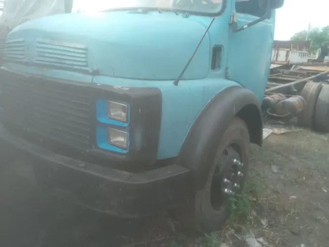 Caminhão caçamba poliguindaste Mercedes Ford cargo Volks