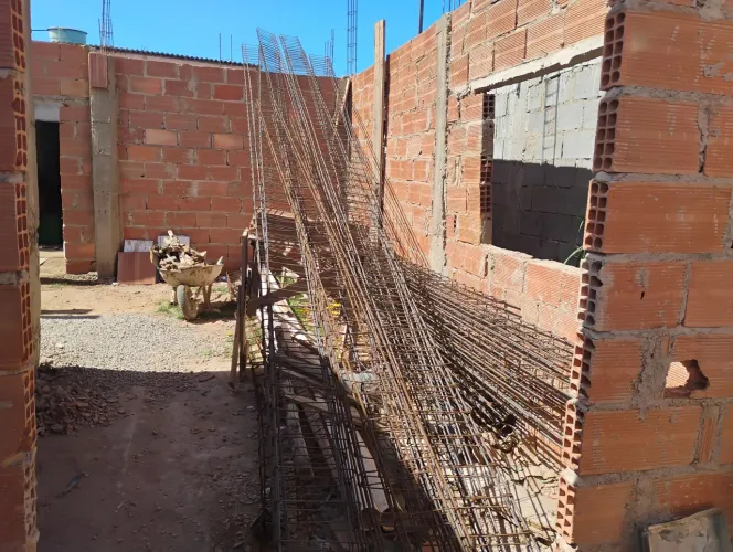 Ferragens , tábuas , canos , material de construção 