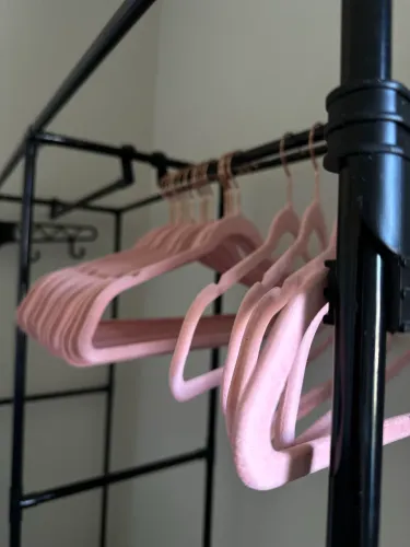 19 Cabides de veludo slim na cor rosa claro/rosê, com ganchos de metal em tom rose gold