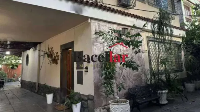 Casa Duplex de 4 quartos sendo 1 suíte 3 vagas de garagem próximo do Verdun.
