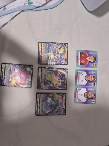 Cartinha de pokemon ,e figurinha da copa de 2022