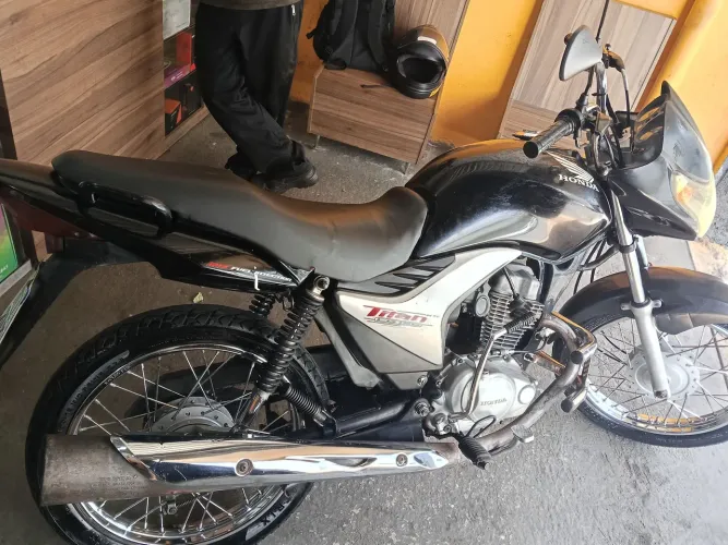 Honda CG Mix 150 motor feito por completo a pouco tempo rodou só 1.000 km moto está zera 
