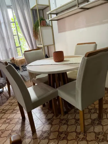 MESA DE JANTAR COM BASE DE MADEIRA 4 CADEIRAS