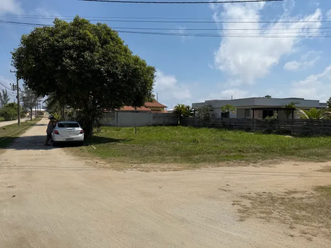 Excepcional terreno em condomínio fechado, frente para a praia de Jaconé 537m2