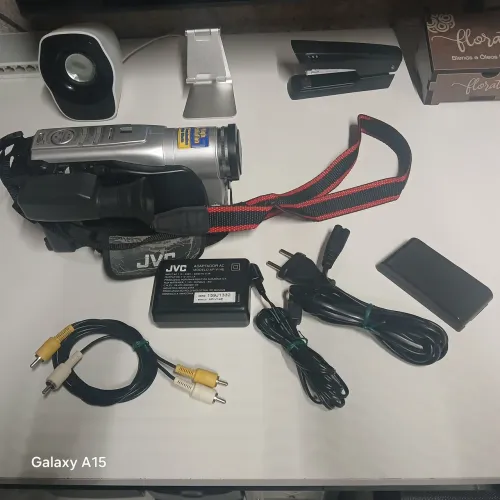 Vendo filmadora semi nova VHS JVC  modelo GR-SXM279UB