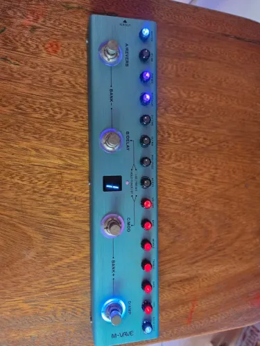 Pedaleira Multi-efeitos M-Wave Tank-G para Guitarra
