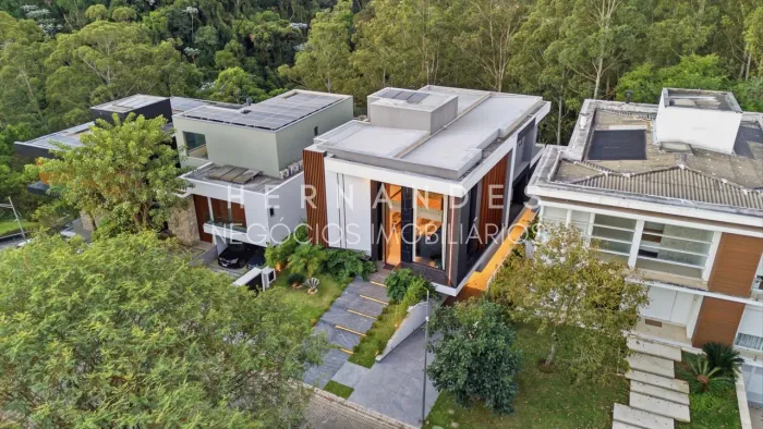 Casa em Condomínio de Luxo à Venda em Santana de Parnaíba-SP, Bairro Tamboré: 4 Quartos, 4