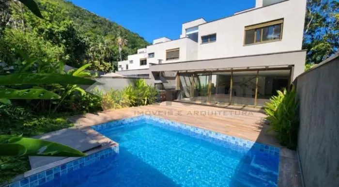 Casa 4 Suítes alto em Condomínio Pé na Areia em Cambrury em São Sebastião