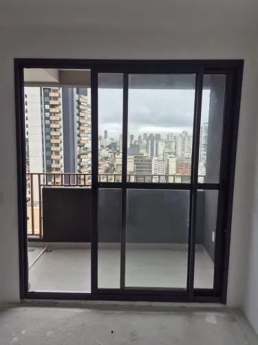 Porta balcao, duas folhas, alumínio preto com vidros.