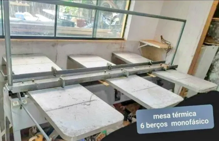 Mesa de serigrafia, telas, itens.