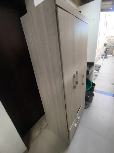 Armário tipo guarda roupa e cadeiras