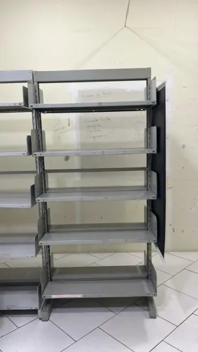 Mesa 5 metros, armários, multiuso, quadro de giz 3 metros, prateleiras de ferro e muito