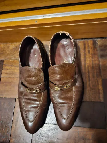Sapato de couro marrom