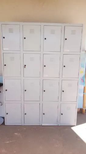 Vendo roupeiro de aço 16 portas pandin