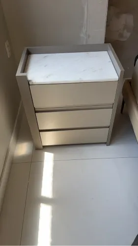Par de mesas de cabeceira com tampo em Marmore
