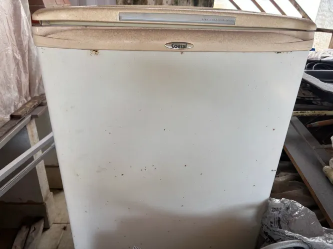 Geladeira com defeito retirada de peças 