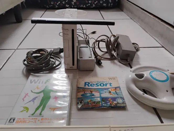 Nintendo Wii semi-novo com todas as peças original e plataforma Wii Fit