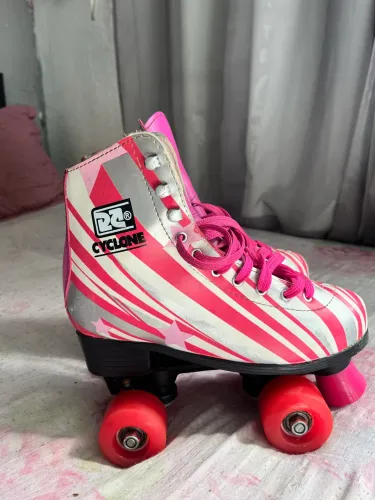 Vendo patins 4 rodas todo rosa da Cyclone