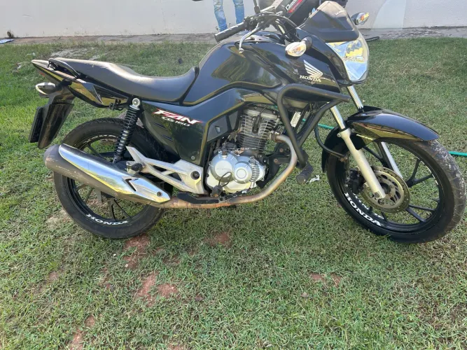 Moto persoal não é de garagem conservadisa  km baixo é só pega e trabalha 