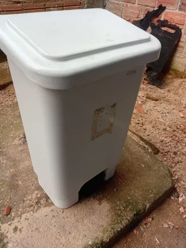 Lixeira com pedal, 100litros