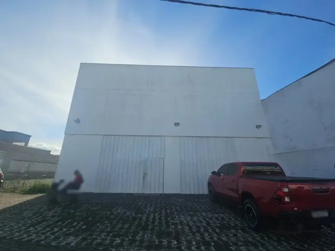 Galpão comercial com estacionamento para locação na Kennedy - Tupi - Praia Grande/SP.