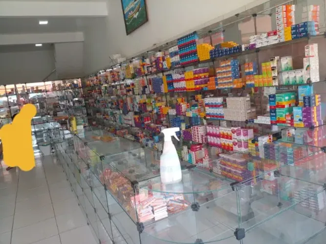 Vende-se balcão e prateleiras de vidro para farmácia ou outros negócios