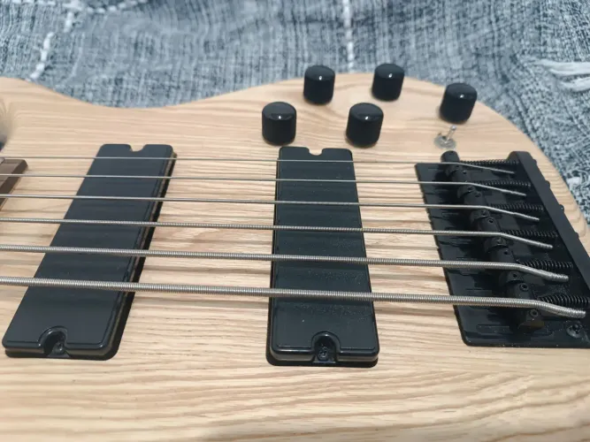Baixo Cort DLX Action 6 cordas 