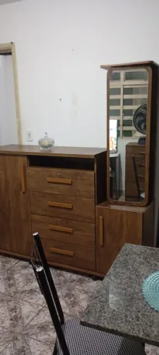 Linda cômoda para guardar roupas e acessórios 
