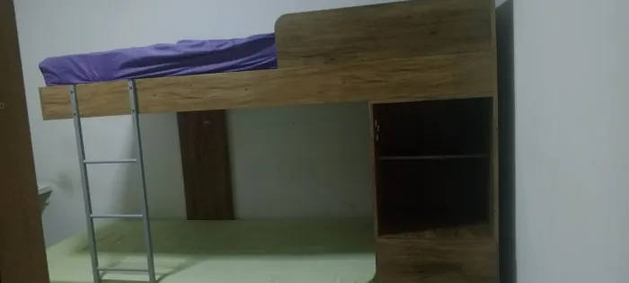 Vendo beliche com 3 gavetas e os colchões.