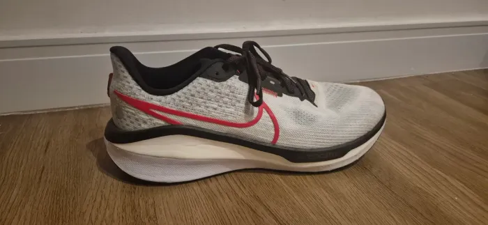 Tênis nike branco e vermelho