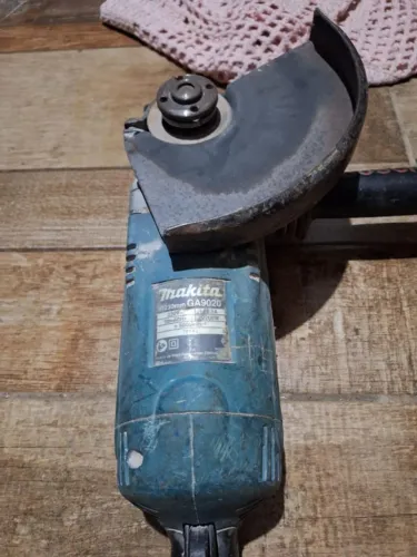 Esmerilhadeira Angular Makita, 2200W potencia, 220V voltagem