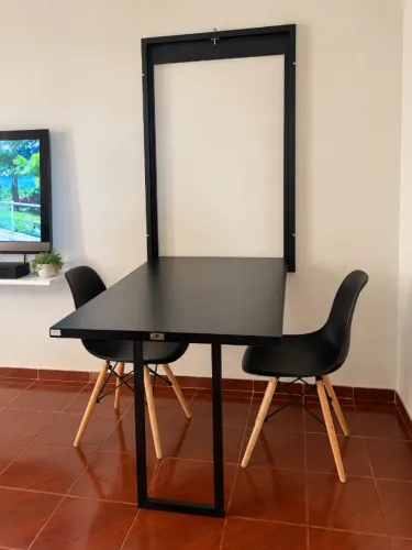Mesa retrátil/dobrável de parede + 2 cadeiras
