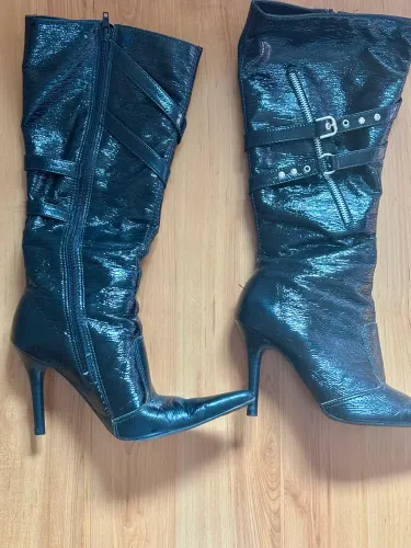 Bota Crysalis, preta de verniz, tamanho 34