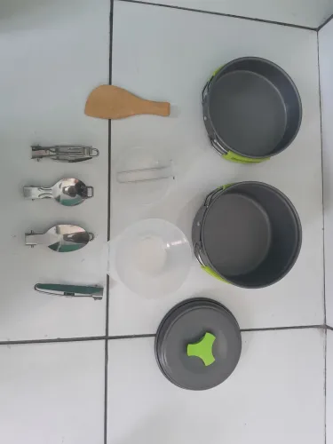 Vende-se kit de panelas pra camping