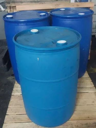 Bombonas de plástico de 200 litros..Cada uma custa $120...