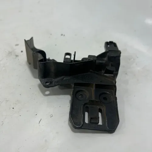Suporte Fechadura Dianteira Esquerda Mercedes C200 2015 2018 Preto Dianteira
