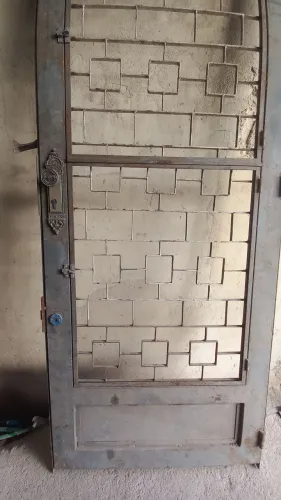 Vendo porta de ferro maciço 