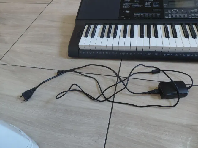 teclado CASIO CT-800 COM CARREGADOR seminovo, vem com pé