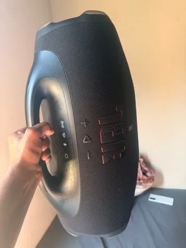 VENDE SE BOMBOX 4 POUCO TEMPO DE USO