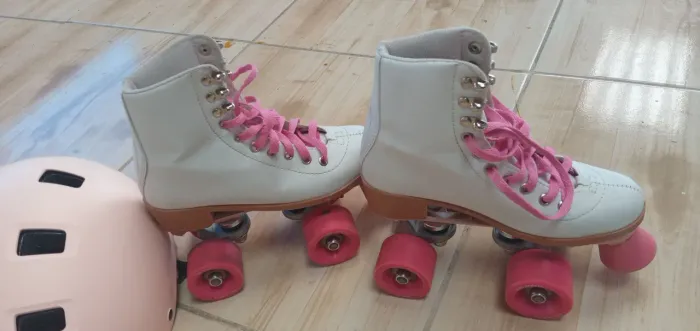 Patins, luvas, joelheiras e capacete. 