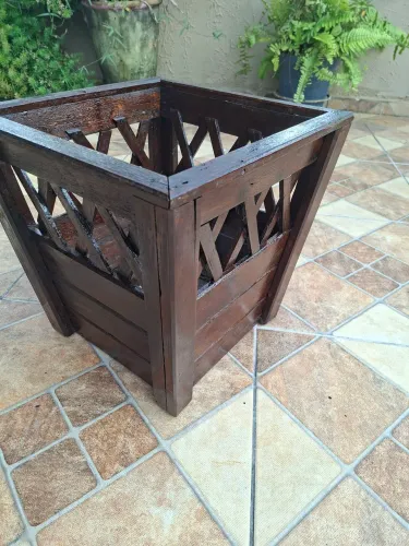 01 cesto para planta em Madeira Muiracatiara. Dimen.: 40cm - alt. x 40cm larg. x 30cm larg