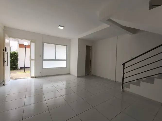 Casa tríplex com 2 suítes e 124 m2 no Cond. Bosque das Árvores em Nova Parnamirim