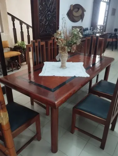 Mesa com 6 cadeiras