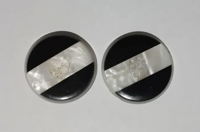 Vendo 02 botões de Futebol de Mesa. VASCO. Década de 80. Galalite.