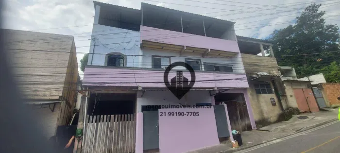 Casa triplex com 2 kitnets, terraço, garagem, próxima a estr do Magarça