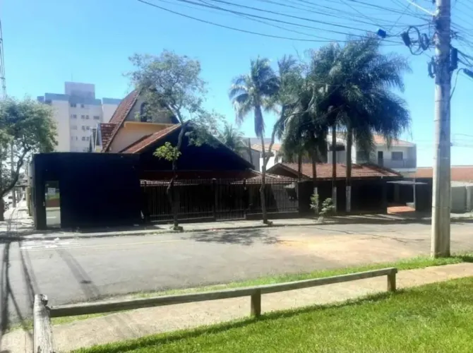 Casa com 4 dormitórios para alugar, 200 m² por R$ 6.500,01/mês - Jardim Araxá - Marília/SP