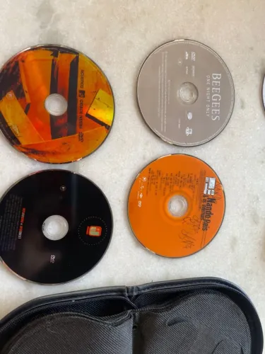 Estojo com DVDs e CDs