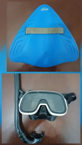 KIT DE MÁSCARA E SNORKEL DA MARCA COBRA. BRINDE: FLUTUADOR DE MÃO ("Pegar Jacaré"), AZUL.