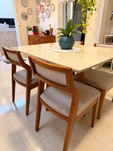 Mesa madeira maciça com tampa de vidro