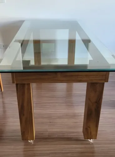 Mesa de madeira 8 lugares. Comprimento 2,10m Largura 90cm